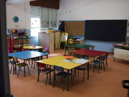 Un aula sin alumnos en el colegio público Antonio Mendoza de Santander el día del comienzo de curso.