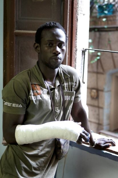 Niang, con el brazo enyesado, en una fotografía tomada ayer.