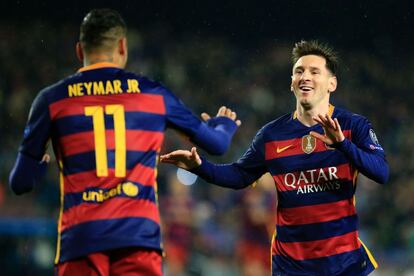 Messi felicita Neymar pel seu gol.