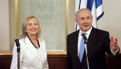 Hillary Clinton y Benjam&iacute;n Netanyahu, en Jerusal&eacute;n. 
