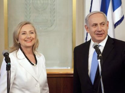 Hillary Clinton y Benjam&iacute;n Netanyahu, en Jerusal&eacute;n. 