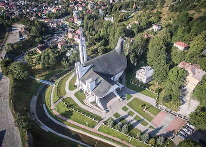 <strong>Un arca en tierra</strong>.Iglesia de San Antonio de Padua, en Krynica-Zdrój (1983-1993). De los arquitectos Ewa Węc·lwowicz-Gyurkovich y Jacer Gyurkovich, el templo parece un enorme barco blanco, con una cruz en lugar del mástil. |