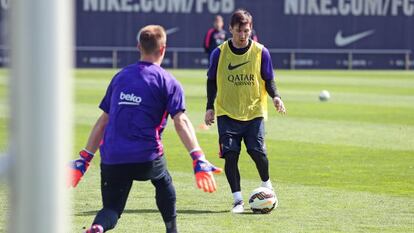 Messi, ante Ter Stegen, en el entrenamiento del Bar&ccedil;a.