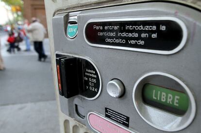 Para usar un baño automático hay que pagar 30 céntimos. No tiene cambio. Si tiene las monedas justas y no está estropeado, el aseo abrirá sus puertas mecánicamente al cliente.