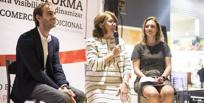 Antonio Romero de la Llana, CEO de One Business Place y DataCentric; María Concepción Díaz de Villegas, Directora General de Comercio y Emprendimiento del Ayuntamiento de Madrid, e Inmaculada Egea, Directora de Marketing de One Business Place, este martes en el Mercado de Chamberí.