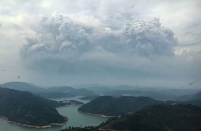 Fotografia sin fecha publicada por la Fuerza Aérea Española el 20 de junio de 2017 muestra nubes de humo sobre el distrito portugués de Leira, afectado por incendios forestales.