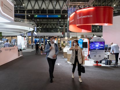 Dos participantes pasean por los pasillos del Mobile World Congress durante la tercera jornada del salón el año pasado.