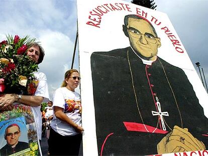 Un grupo de fieles conmemora, en San Salvador, el 25 aniversario del asesinato de Óscar Arnulfo Romero.