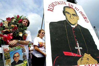 Un grupo de fieles conmemora, en San Salvador, el 25 aniversario del asesinato de Óscar Arnulfo Romero.