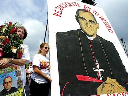 Un grupo de fieles conmemora, el jueves, en San Salvador, el 25º aniversario del asesinato de Óscar Arnulfo Romero.