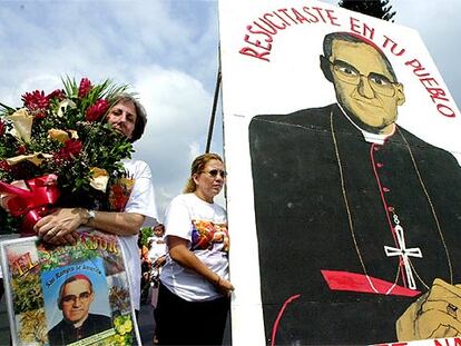 Un grupo de fieles conmemora, el jueves, en San Salvador, el 25º aniversario del asesinato de Óscar Arnulfo Romero.