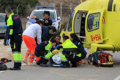 Personal sanitario y de emergencias trabajan en el traslado en helicóptero de uno de los heridos a causa de la explosión.