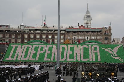 Miembros de las Fuerzas Armadas mexicanas en la Plancha del Zócalo. 