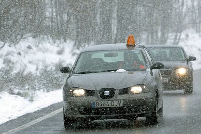 Un autocar escolar en el que viajaban 50 niños tuvo que ser rescatado de Plataforma de Gredos (Ávila), donde había quedado atrapado por la nieve. En la imagen, un vehículo de la DGT revisa la carretera M-614 a la altura del puerto de Navacerrada.