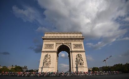 El pelotón masculino rueda por la capital francesa en la última etapa del Tour de Francia 2020.