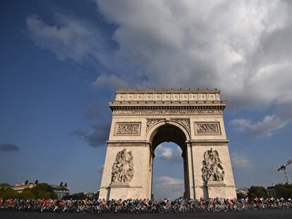 El pelotón masculino rueda por la capital francesa en la última etapa del Tour de Francia 2020.