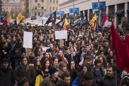 Centenars d'universitaris protesten a Barcelona. També jhi ha hagut manifestacions a Tarragona, Girona i Lleida pel nou model 3+2