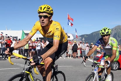 Wiggins, de amarillo, con Nibali, en la etapa de la Toussuire del Tour 2012.
