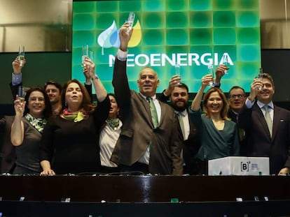 O presidente da Neoenergia, Mario Ruiz Tagle (ao centro), a presidenta-adjunta, Solange Ribeiro (à esq.), e o diretor de Finanças, Leonardo Gadelha (à dir.), durante a cerimônia de lançamento de ações da empresa na Bovespa, nesta segunda-feira.