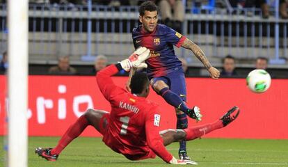 Alves centra ante Kameni en el M&aacute;laga-Bar&ccedil;a de Copa