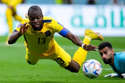 Enner Valencia cae al suelo durante un jugada con el portero de Qatar, Saad Al Sheeb.