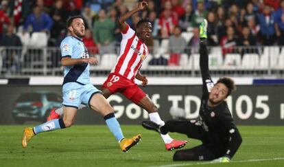 Zongo falla una ocasión ante Cristian perseguido por Quini.