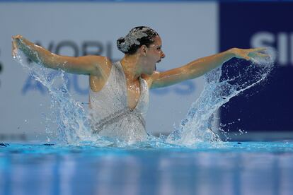 Iris Tió Casas, de España, compite en la final femenina de solo libre de natación artística durante el Campeonato Mundial de Deportes Acuáticos Singapur 2025. EFE/EPA/FAZRY ISMAIL