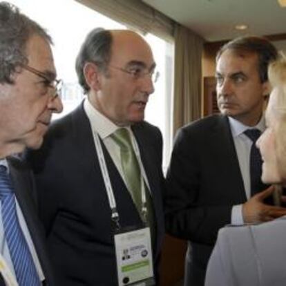 El presidente del Gobierno español, José Luis Rodríguez Zapatero, junto a César Alierta, Ignacio Sánchez Galán y Elena Salgado momentos antes de participar hoy en el G-20