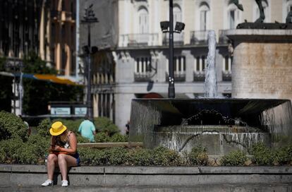 La ciudad de Madrid vive este lunes una nueva jornada de altas temperaturas que obliga a los madrileños a buscar refugio en bancos a la sombra, zonas verdes y fuentes de la ciudad.