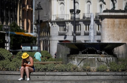 La ciudad de Madrid vive este lunes una nueva jornada de altas temperaturas que obliga a los madrileños a buscar refugio en bancos a la sombra, zonas verdes y fuentes de la ciudad.