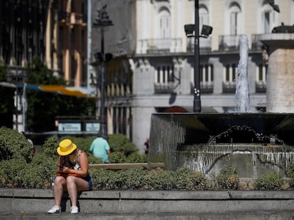 La ciudad de Madrid vive este lunes una nueva jornada de altas temperaturas que obliga a los madrileños a buscar refugio en bancos a la sombra, zonas verdes y fuentes de la ciudad.