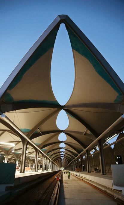 La estación final del futuro AVE del desierto, con un diseño de Norman Foster, está casi rematada a las afueras de la ciudad sagrada de Medina.