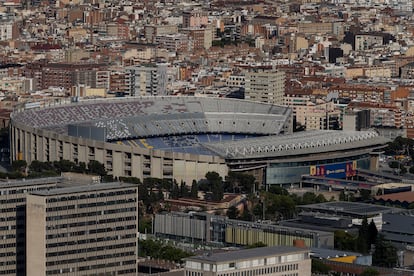 Vista alzada del Spotify Camp Nou con muchos de sus asientos ya retirados y parte de la tercera gradería derribada. 