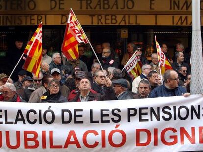 Los pensionistas y jubilados de CC OO de Cataluña protestan por la pérdida de poder adquisitivo de las pensiones frente a la sede del INSS de Barcelona