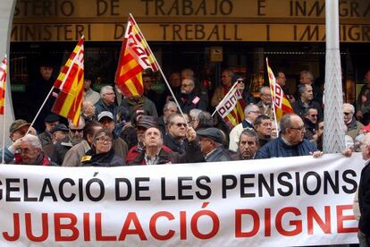 Los pensionistas y jubilados de CC OO de Cataluña protestan por la pérdida de poder adquisitivo de las pensiones frente a la sede del INSS de Barcelona
