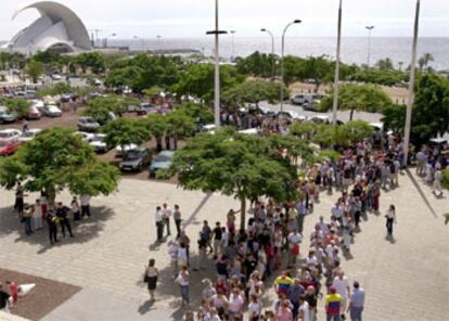 Venezolanos residentes en Canarias hacen cola para votar en Tenerife.