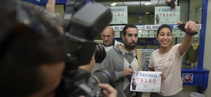 Celebración en la administración de lotería de Roquetas de Mar que repartió el Gordo en 2015.