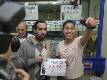 Celebración en la administración de lotería de Roquetas de Mar que repartió el Gordo en 2015.