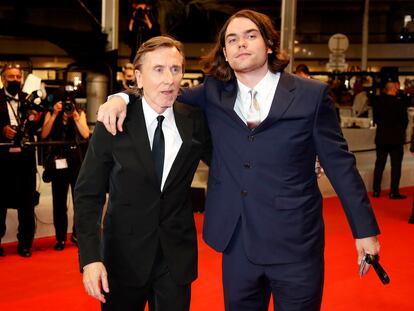 El actor Tim Roth junto a su hijo Michael Cormac Roth, durante la alfombra roja de la 74º edición del Festival de Cannes, en Cannes (Francia), en 2021.