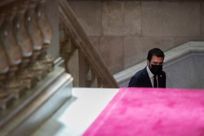 Aragonès en las escaleras del Parlament el pasado 30 de marzo.