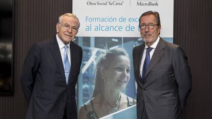 El presidente de la Fundación Bancaria la Caixa, Isidro Fainé (izq), y el presidente de MicroBank, Antonio Vila.