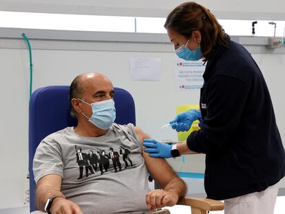 El viceconsejero de Salud Pública y Plan Covid-19 de Madrid, Antonio Zapatero, recibe la primera dosis de la vacuna de AstraZeneca en el Hospital Isabel Zendal.