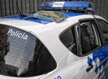 Estado en el que quedó el coche patrulla tras el incidente con el joven detenido.