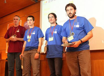 Àngel Herrero, Marc  Viñals y  Lander Ramos, que cursan dos carreras simultáneamente, se ha clasificado por séptima vez para la final mundial del prestigioso concurso de programación universitaria de la asociación informática norteamericana (ACM), que se celebrará del 1 al 6 de febrero de 2010 en la ciudad china de Harbin.