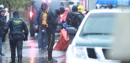 Civil Guard officers at the abandoned warehouse where the body of Diana Quer was found on December 31.