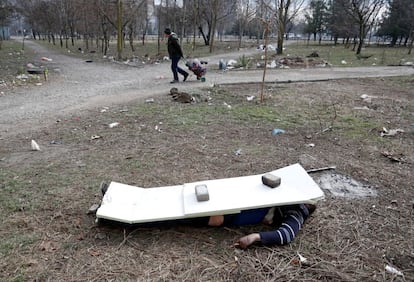 El cadáver de una persona yace en el suelo de la ciudad portuaria de Mariupol, el viernes. El Reino Unido ha advertido, en su último informe de inteligencia, de que el Kremlin incrementará “el uso indiscriminado de la fuerza” contra los civiles ante la “ferocidad de la resistencia ucrania”, al tiempo que trata de ocultar las verdaderas acciones y consecuencias de la guerra al público ruso, con un férreo control de los medios.