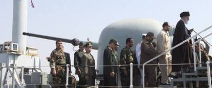 El líder supremo, Alí Jameneí (derecha), visita el <i>Yamarán</i><b>,</b> el primer destructor de fabricación nacional
y un hito para la industria naval de Irán.