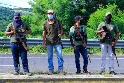 Integrantes de la UPOEG en un retén en la carretera Acapulco-Pinotepa Nacional, en agosto de 2022.