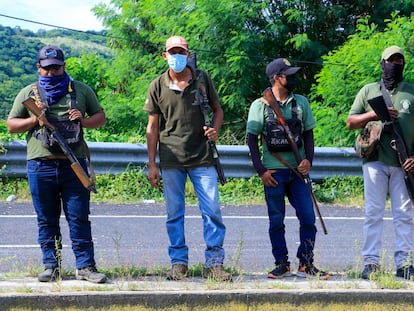 Integrantes de la UPOEG en un retén en la carretera Acapulco-Pinotepa Nacional, en agosto de 2022.