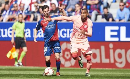 Boateng disputa el balón con Anor en el Huesca-Barcelona.